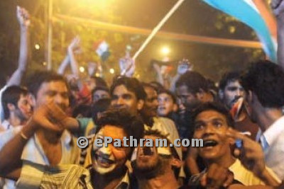 Indian-fans-celebrate-epathram
