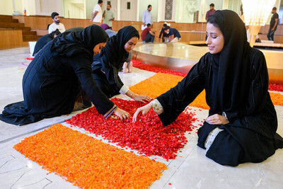burjeel-pookkalam-emirati-staff- arranging-onam-floral carpet-ePathram