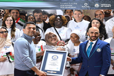 dr-shamsheer-vayalil-receiving-guinness-world-records-from-authorities-ePathram