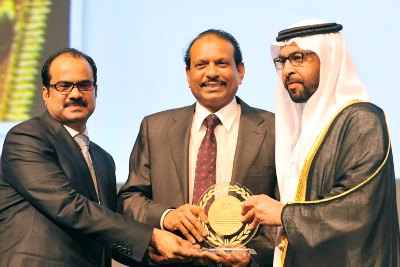 lulu-group-ma-yousufali-recieving-hamdan-bin-zayed-award-for-humanitarian-aid-ePathram