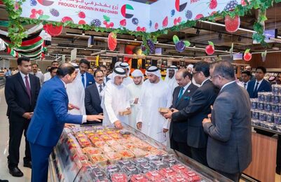 m-a-yousufali-with-guests-in-246-th-lulu-hyper-market-ePathram