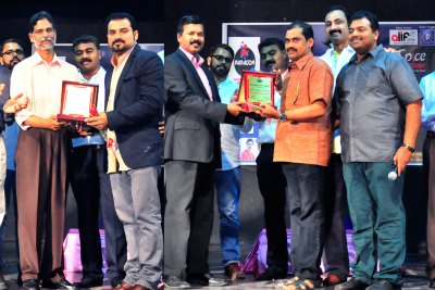 mahesh-shukapuram-mm-naser-receiving-ema-award-2016-ePathram