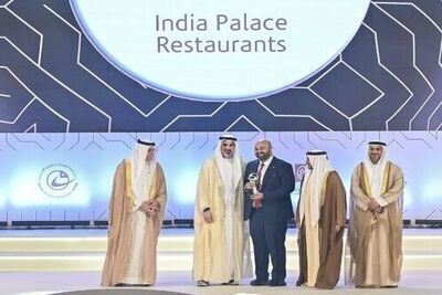 rohith-muralya-of-india-palace-restaurant-receive-sheikh-khalifa-excellence-award-ePathram