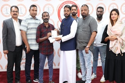 social-workers-hand-over-air-ticket-to-mohsin-chavakkad-ePathram