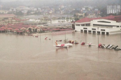 flood-effect-cochin-inter-national-airport-kerala-ePathram