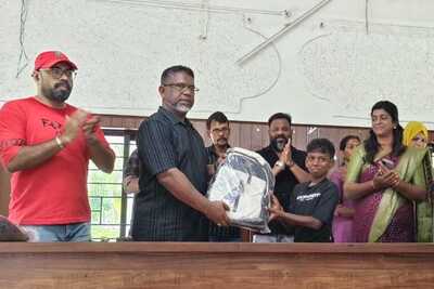 mangottu-aup-school-old-students-ormma-cheppu-distribute-education-equipments-ePathram