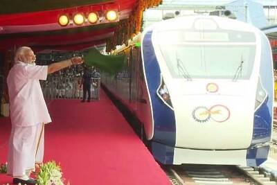 narendra-modi-flag-off-vande-bharat-express-train-ePathram