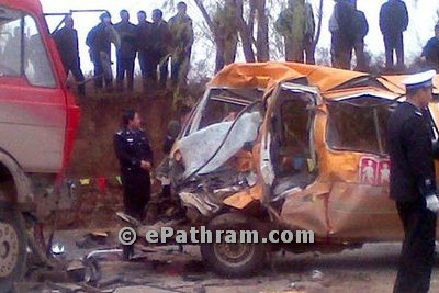china-school bus-accident-epathram